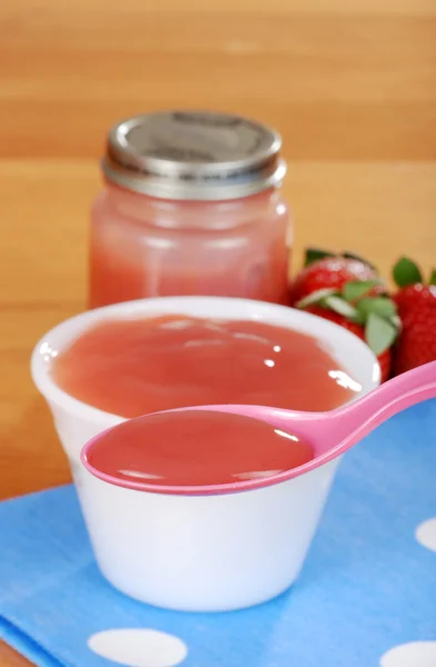 Pureed fresh strawberry baby food — Stock Photo, Image