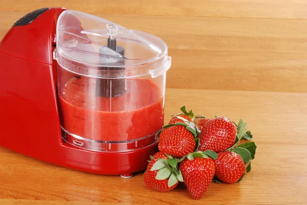 Pureed strawberries in blender — Stock Photo, Image