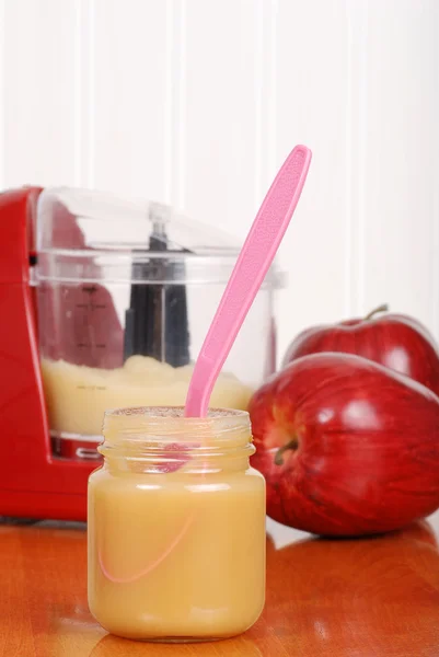 アップル ソース離乳食スプーン — ストック写真
