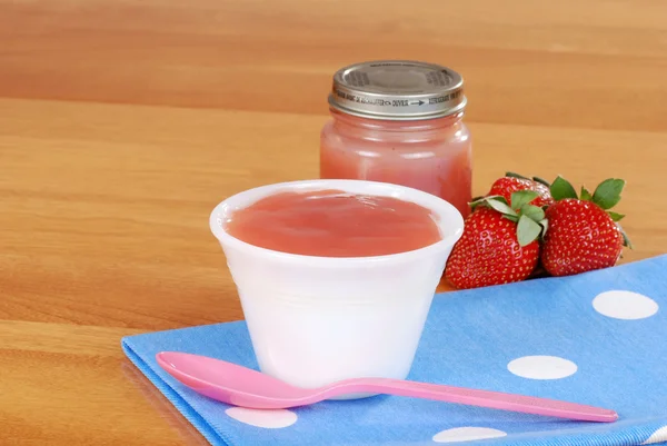 Strawberry baby food — Stock Photo, Image