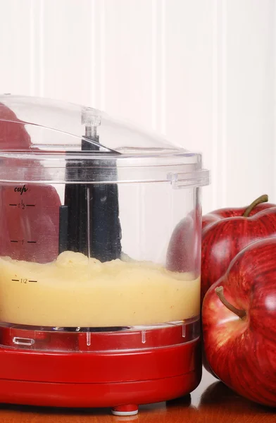 Macro apple sauce in blender — Stock Photo, Image