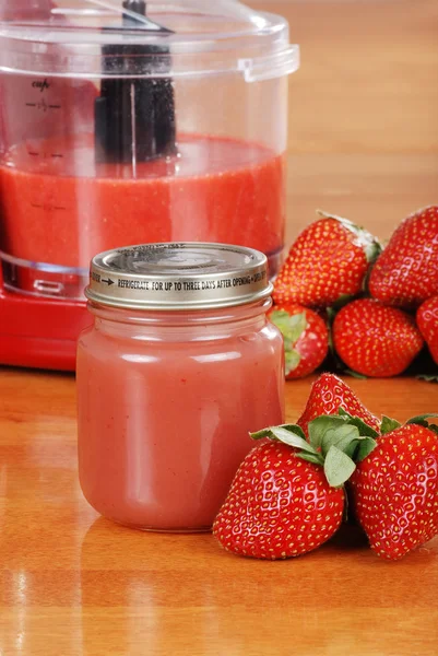 Ekologisk jordgubbar barnmat — Stockfoto