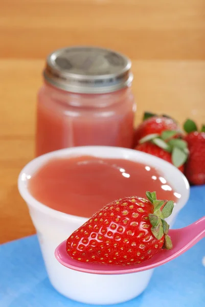 Nahaufnahme Bio-Erdbeer-Babynahrungskonzept — Stockfoto