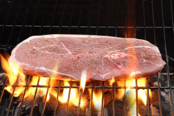 Koken varkensvlees been center biefstuk ondiepe dof — Stockfoto