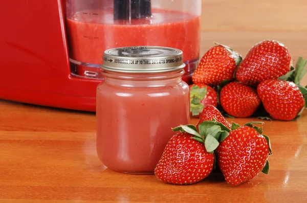 Homemade strawberry baby food — Stock Photo, Image