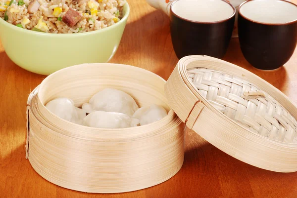 Asian dumpling in bamboo basket — Stock Photo, Image