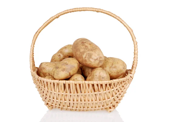 Hasır sepette patates — Stok fotoğraf