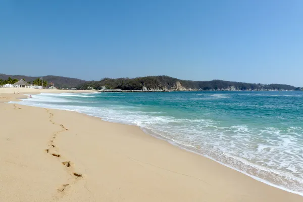 Playa de Huatulco con huellas — Foto de stock gratis