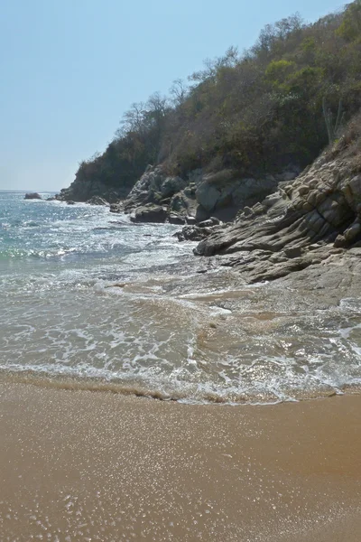 Agua corriendo desde la playa — Foto de Stock