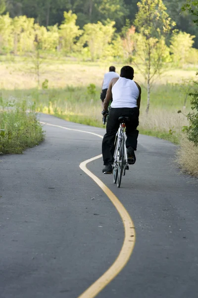 公園で自転車に乗る — ストック写真