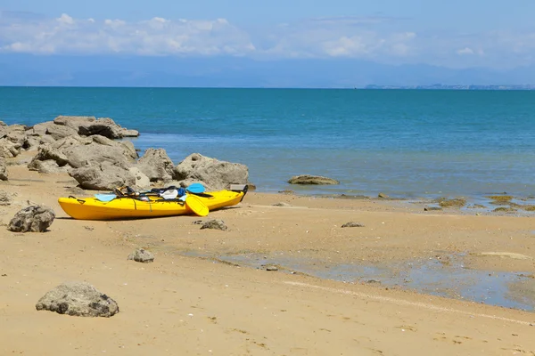 Kayak di pantai — Stok Foto