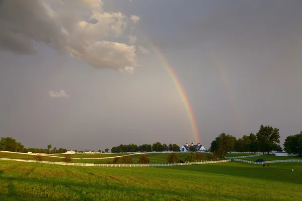 Arcobaleno su un allevamento di cavalli — Foto Stock