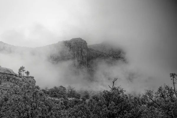 Рейн над Red Rocks — стоковое фото