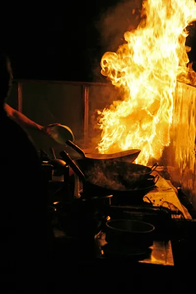 Koken met vuur — Stockfoto
