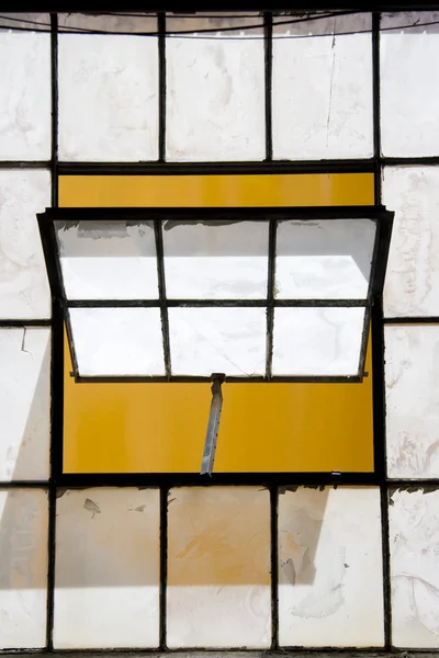 Окно на заводе — стоковое фото
