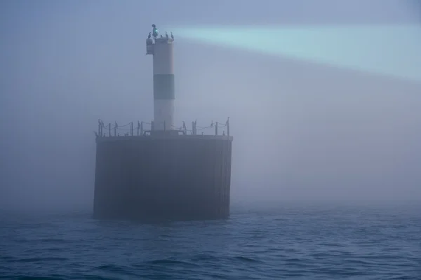 Latarnia morska w mgle — Zdjęcie stockowe