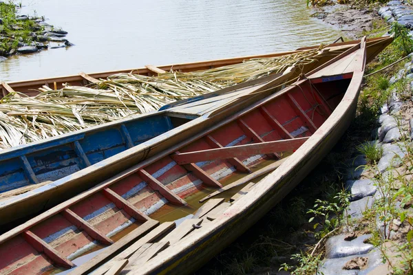 Амазонские лодки — стоковое фото