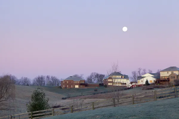 Moonset sobre um bairro — Fotografia de Stock