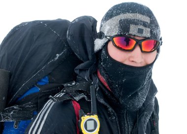 karla kaplı uzun yürüyüşe çıkan kimse