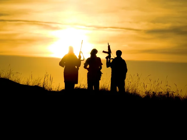 Soldaten gegen einen Sonnenuntergang — Stockfoto