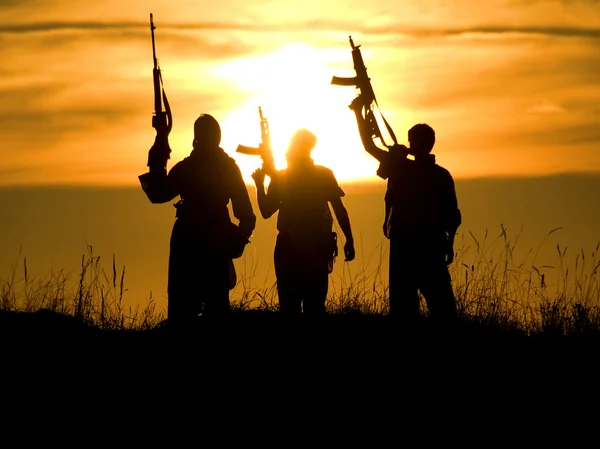 Soldados contra um pôr-do-sol — Fotografia de Stock