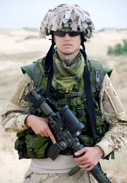 Voják v uniformě pouští — Stock fotografie