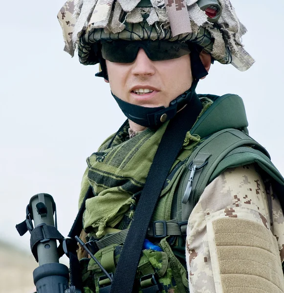 Soldat i ørkenuniform – stockfoto