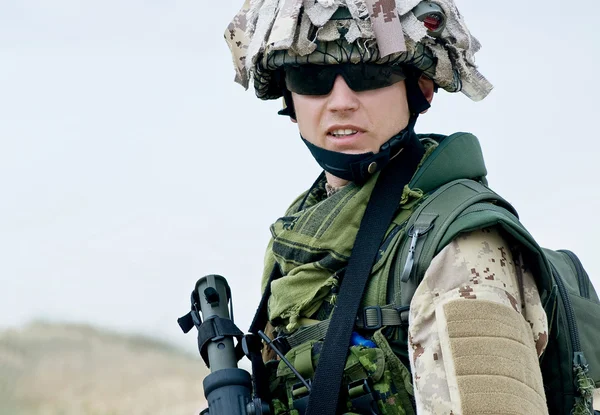 Voják v uniformě pouští — Stock fotografie