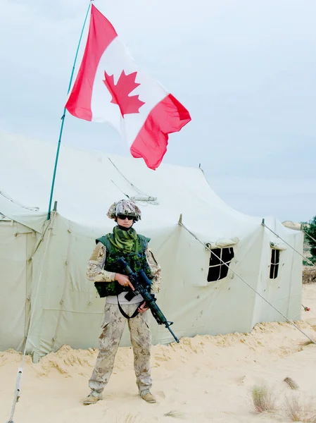 Soldat près de la tente de l'armée — Photo