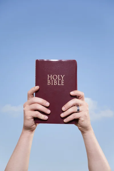 Verheirateter Mann hält Bibel in den Himmel — Stockfoto