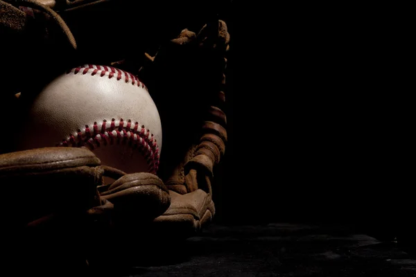 着用野球とグローブ — ストック写真