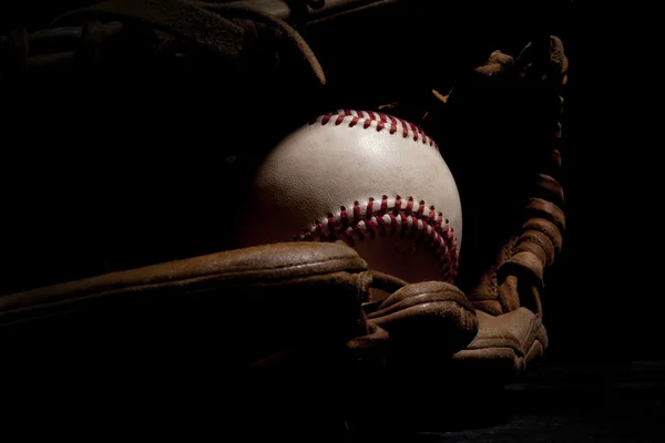 Baseball und Handschuh benutzt — Stockfoto