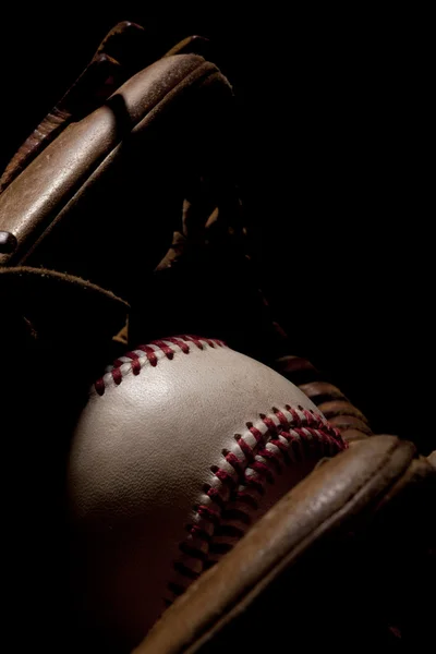 Makró Baseball és kesztyű fekete háttér — Stock Fotó
