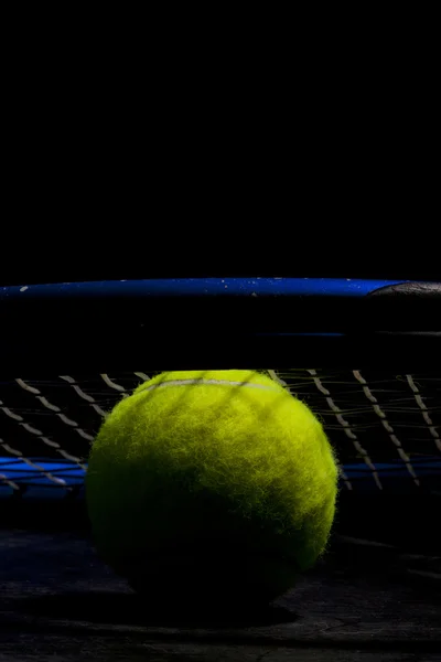 Bola de tênis dramática e raquete — Fotografia de Stock