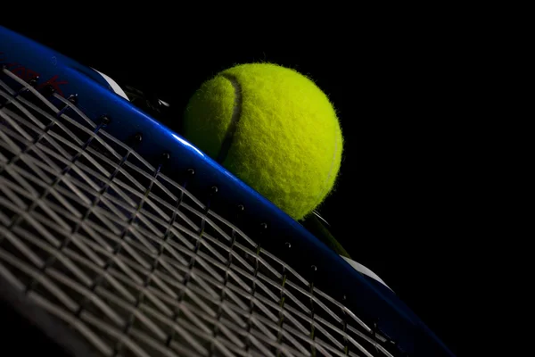 Tenis raketi ve top — Stok fotoğraf