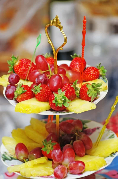 Frutas en jarrón de tres niveles —  Fotos de Stock