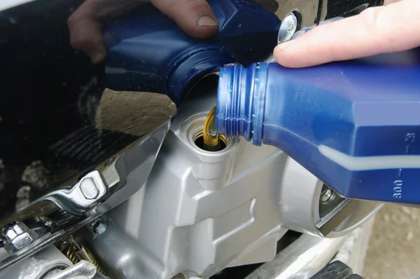 Motor oil poring — Stock Photo, Image
