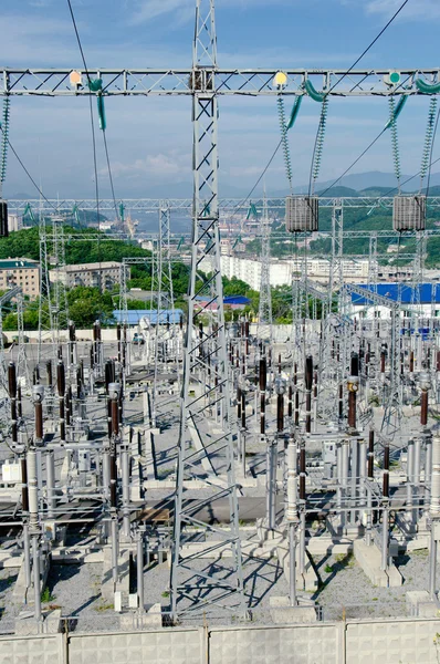 Las líneas de transmisión de energía y subestaciones . —  Fotos de Stock