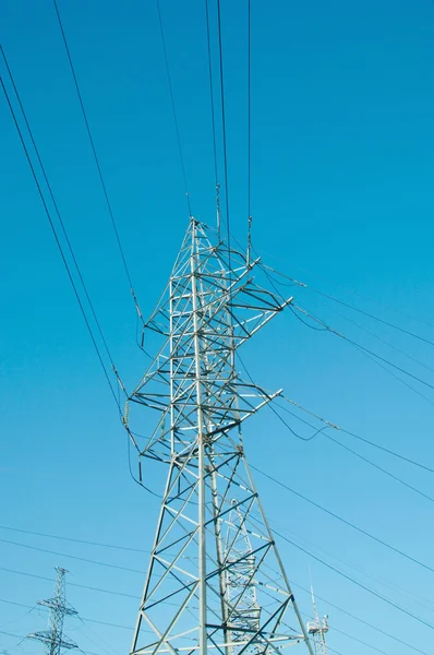 Líneas eléctricas de tensión —  Fotos de Stock