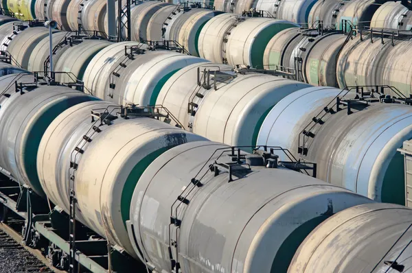 Transporte de petróleo en el tanque de ferrocarril — Foto de Stock
