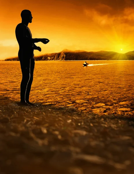 Adam parlak gün batımı arka plan ayakta — Stok fotoğraf