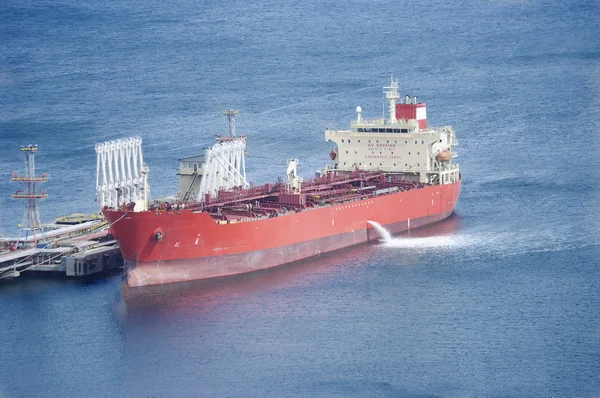 Treibstoff-Carrier im Hafen zum Verladen — Stockfoto