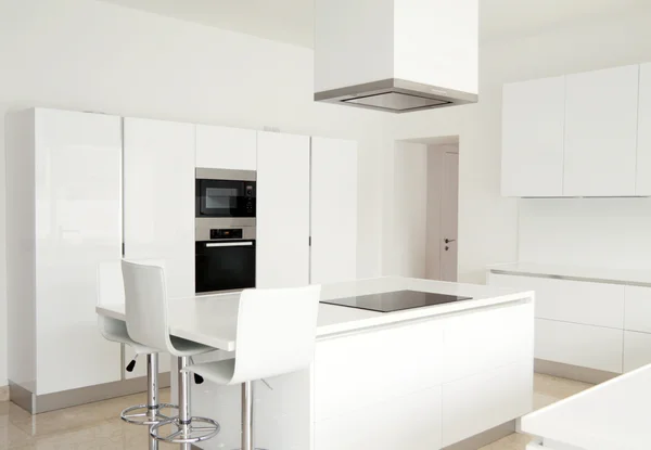 Nieuwe witte keuken Stockfoto