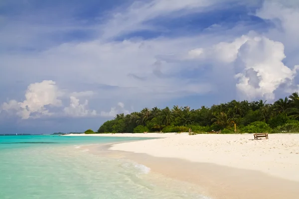 Пляж на тропическом острове — стоковое фото