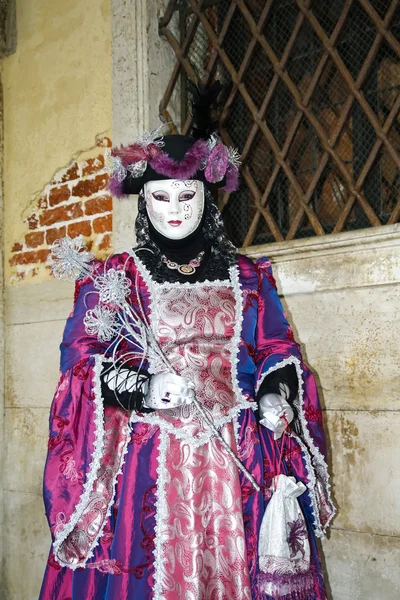 Venice, Italië - 3 maart: een onbekende gemaskerde persoon staat — Stockfoto
