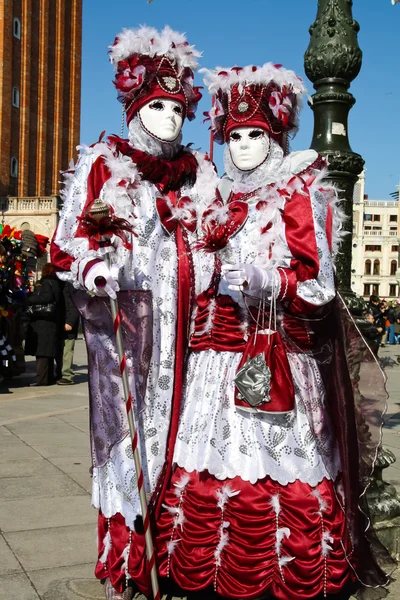 Venedig, Italien - 4. März: Unbekannte Maskierte stehen auf der Straße — Stockfoto