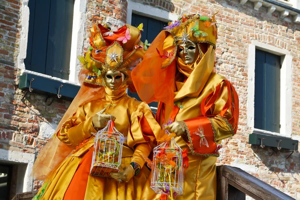 VENICE, ITÁLIA - MARÇO 5: As pessoas mascaradas não identificadas estão no sm — Fotografia de Stock