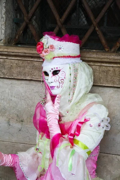 Venice, Włochy - 3 marca: niezidentyfikowane zamaskowany osoba stoi — Zdjęcie stockowe