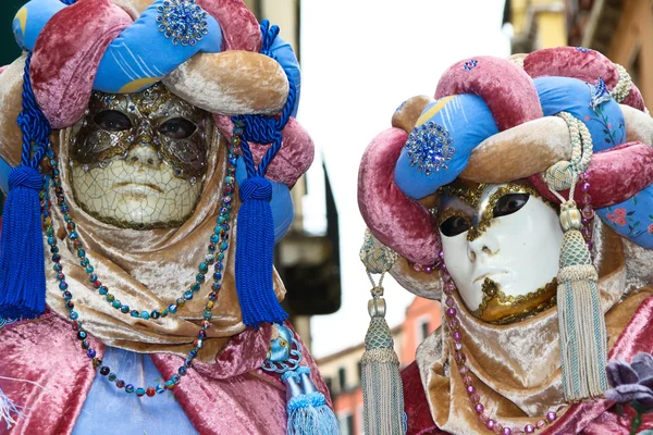 VENICE, ITÁLIA - MARÇO 3: As pessoas mascaradas não identificadas estão em pé no — Fotografia de Stock