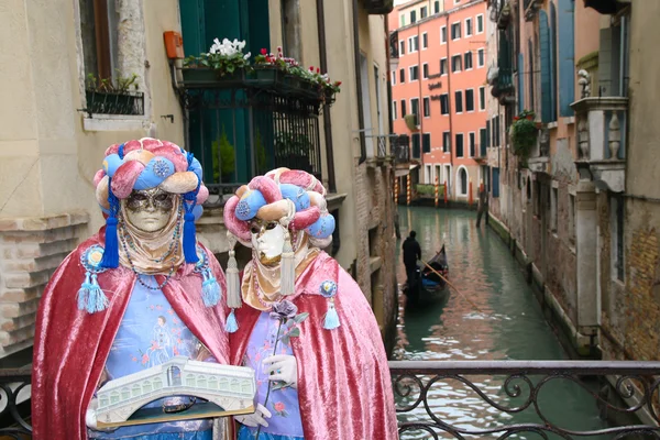 VENICE, ITALY - MARCH 3: Unidentified masked persons stand on th — Stock Photo, Image